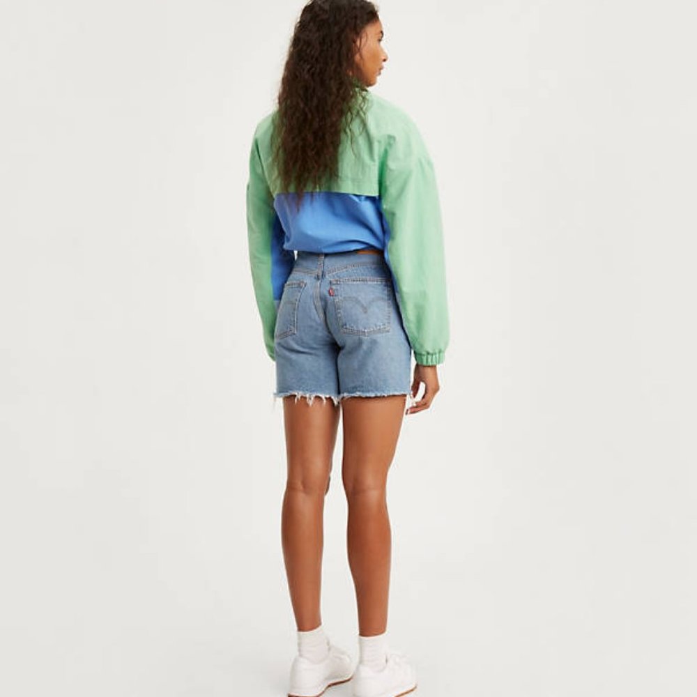 SOLD - Levi's Mid-Thigh Jean Shorts Size 24